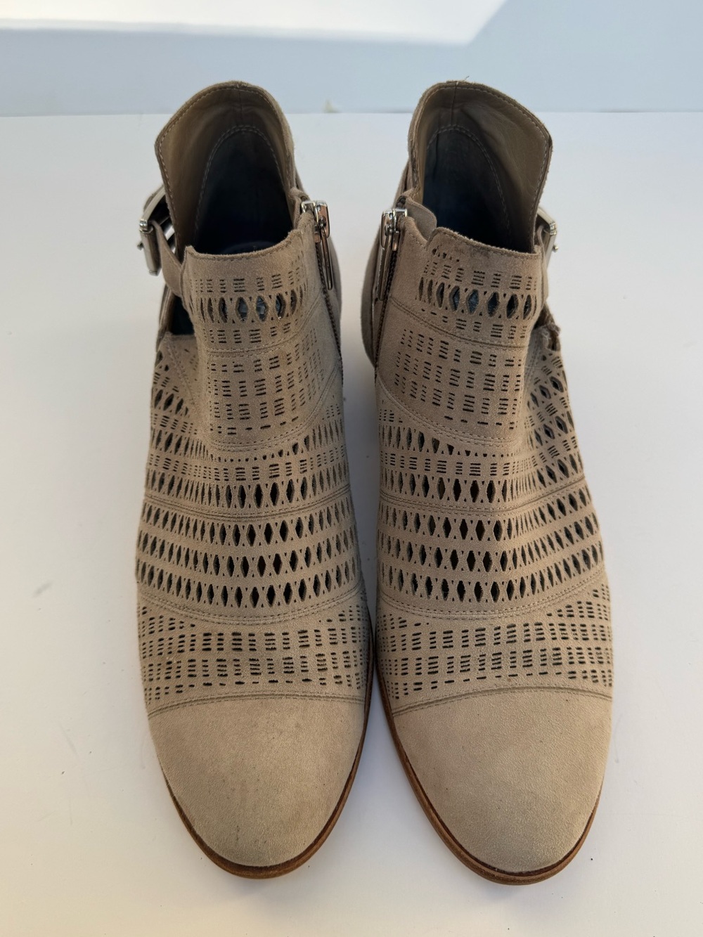 VINCE CAMUTO Famhida Khaki Beige Leather Suede Ankle Boots Booties Sz.10M